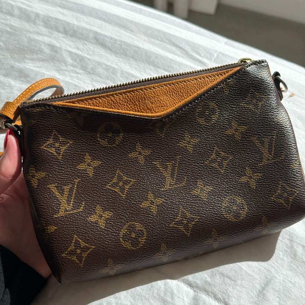 Authentic Louis Vuitton Vintage Cross Body Bag. Good condition.